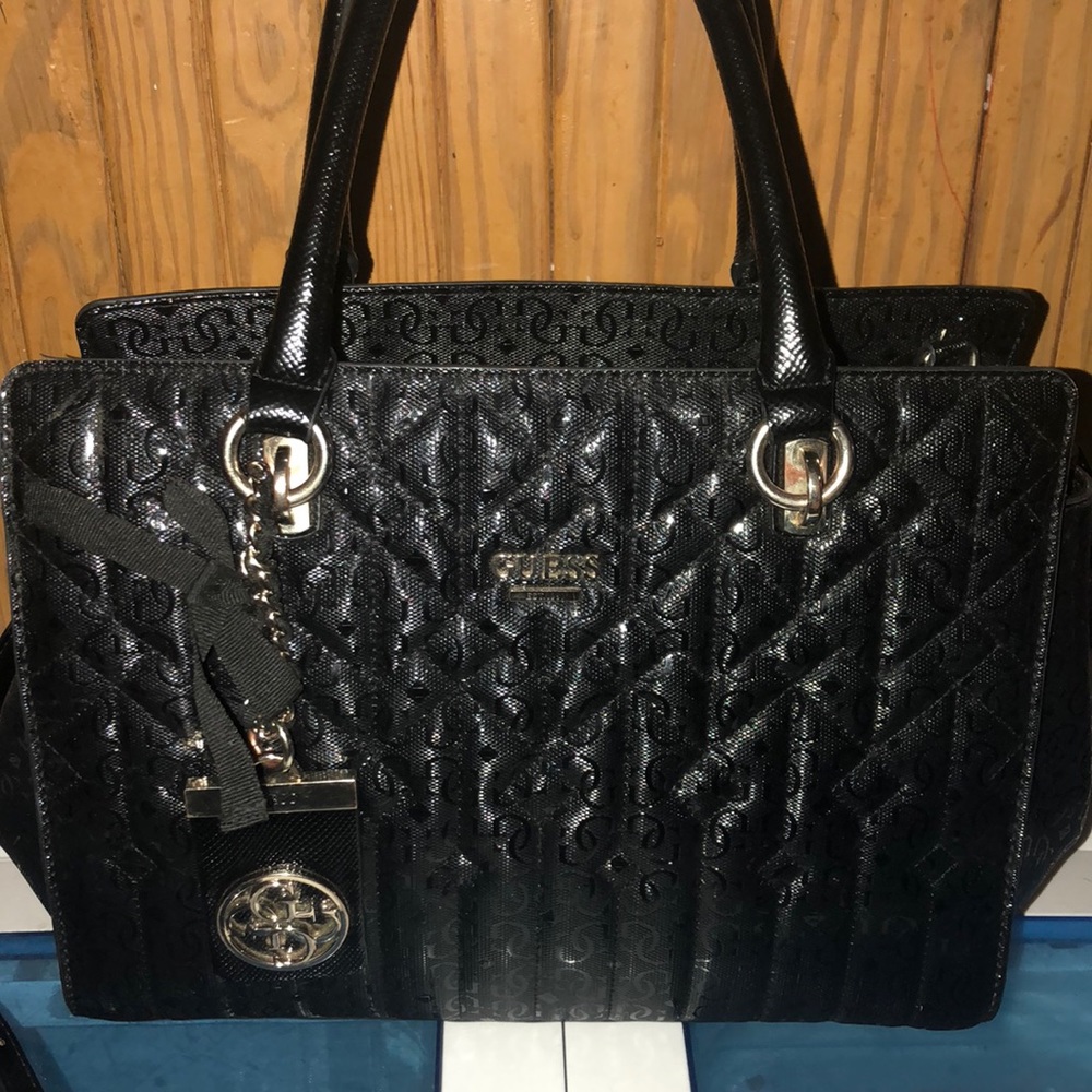 This is a beautiful guess purse👛